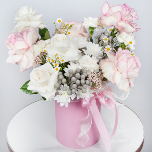 Hat box with flowers 'Constellation of Roses'