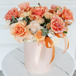 Hat box with flowers 'Warm feelings'
