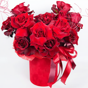 Hat box with flowers 'Island of Love'