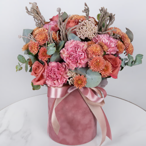 Hat box with flowers 'Coral daw'